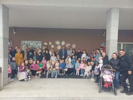 SREČANJE MALČKOV OBČINE ŠTORE, KI VSI STOJIJO PRED KULTURNIM DOMOM ŠTORE ZA SKUPINSKO SLIKO