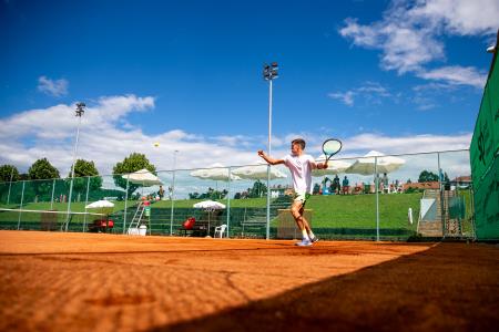 Tennis_Store_0008_240702_MKV