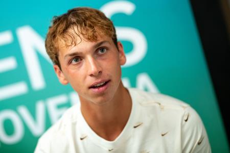 Tennis_Store_0032_240702_MKV