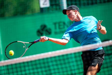 Tennis_Store_0043_240702_MKV