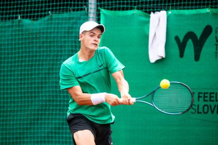 Tennis_Store_0052_240702_MKV