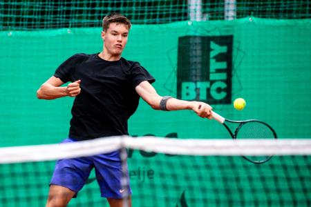 Tennis_Store_0070_240702_MKV