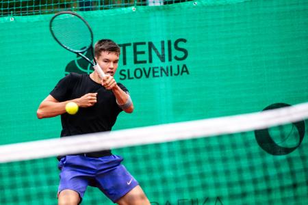 Tennis_Store_0073_240702_MKV